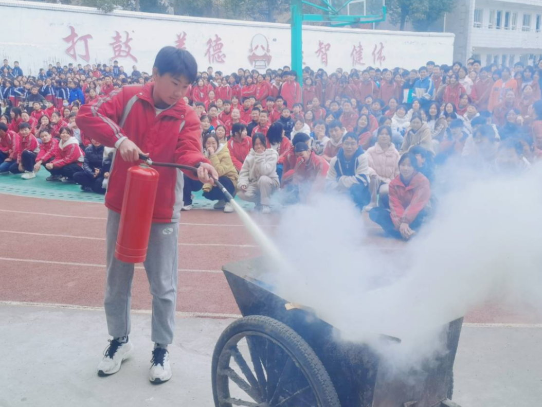 潘口中学举行地震避险暨消防演练活动