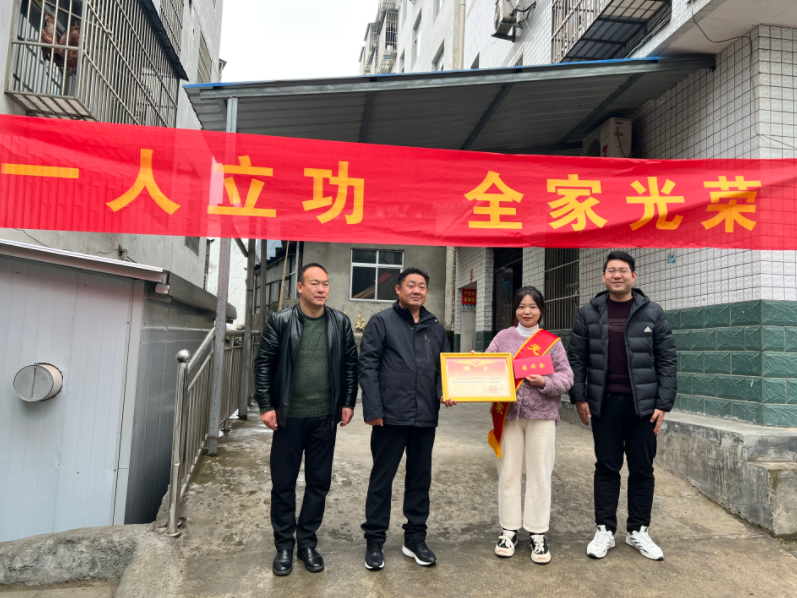 官渡镇：新春送喜报 浓情暖军心