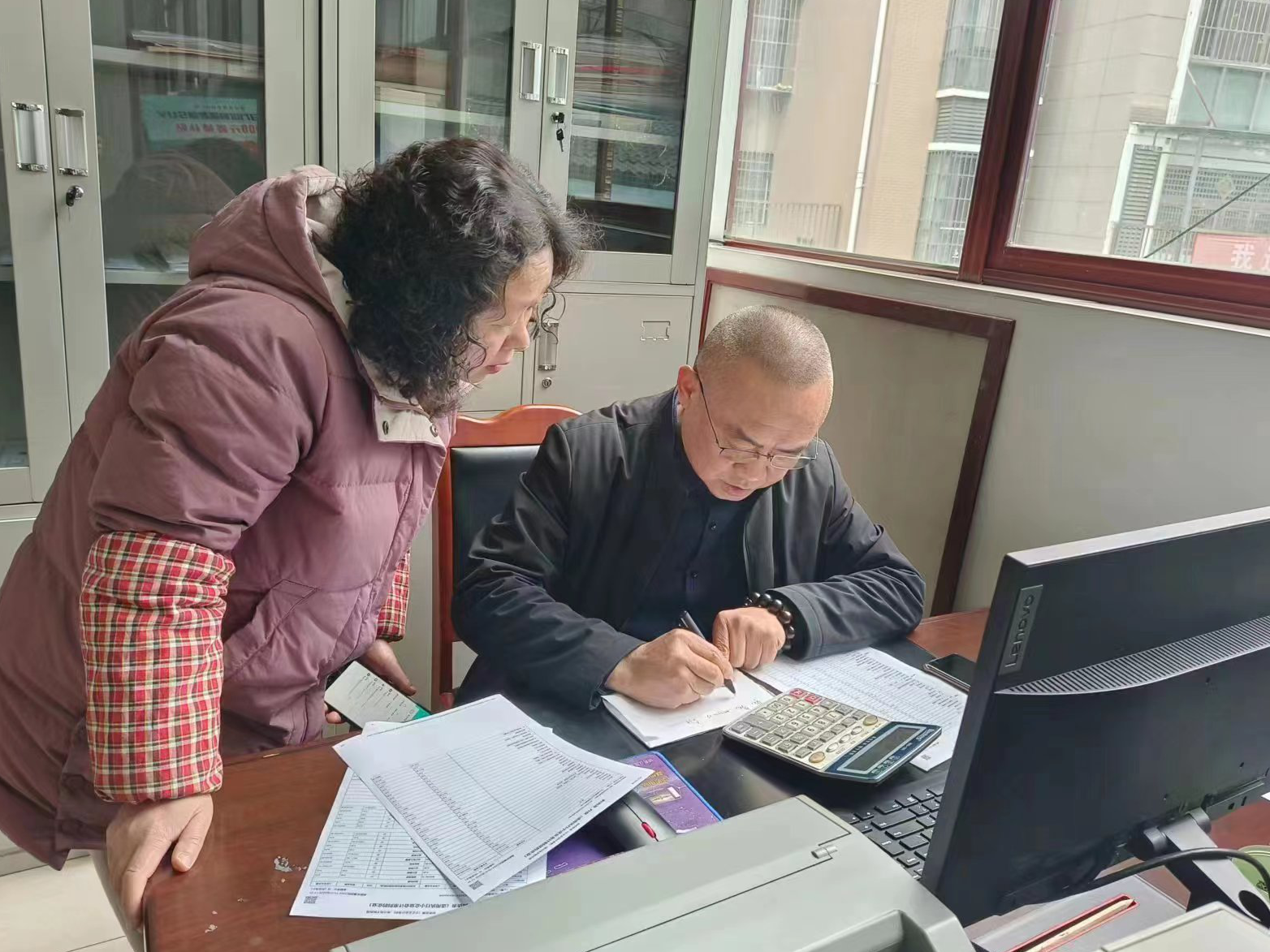 县统计局：深入企业开展统计服务工作