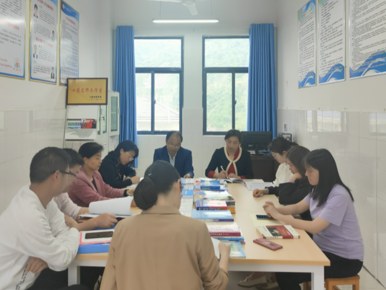 竹山一中教师潜心教研获美名