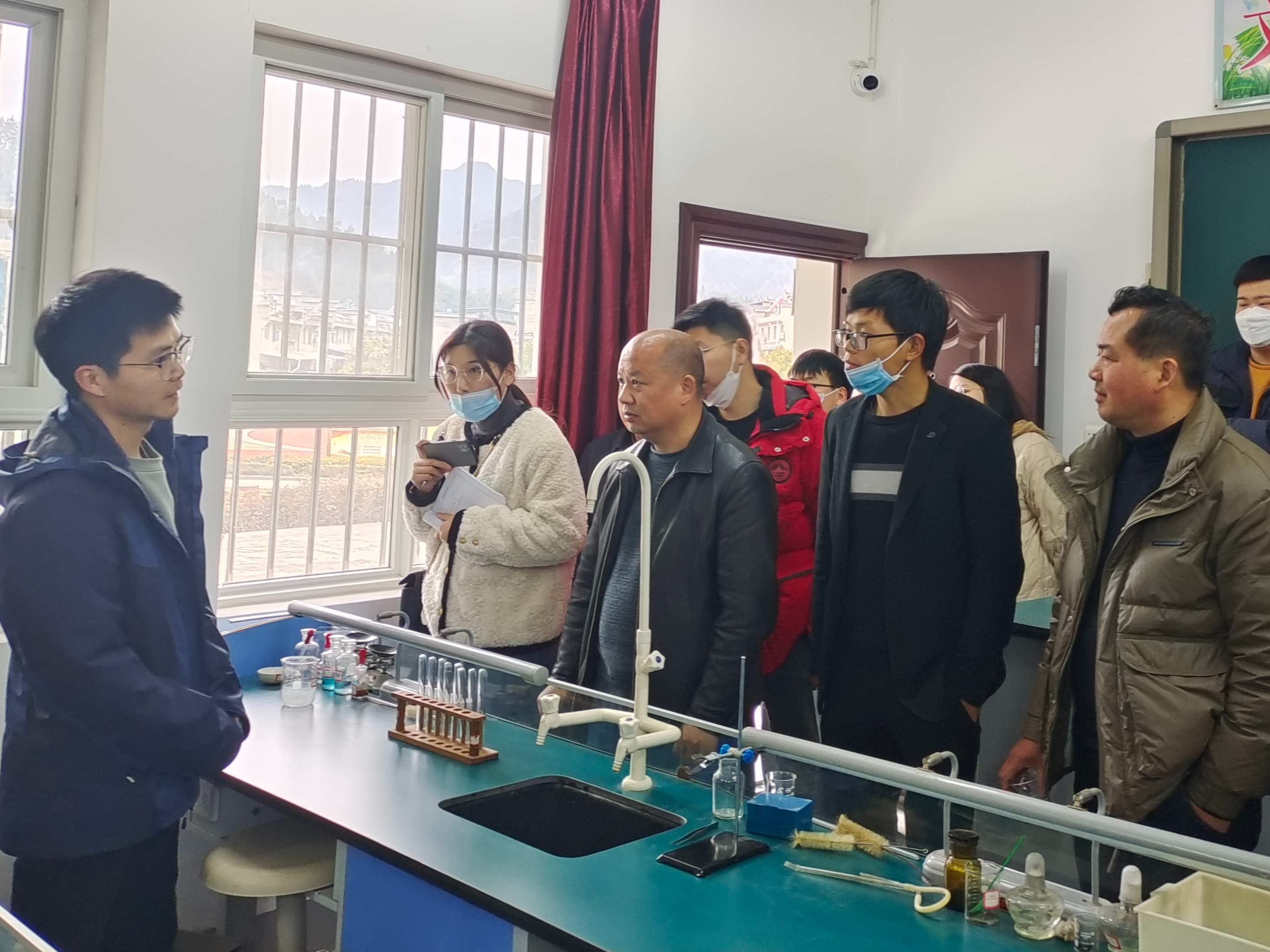 县内多校到深河乡九年一贯制学校开展实验教学交流