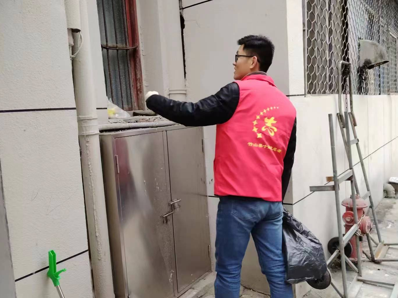 县公共检验检测中心开展环境卫生整治志愿服务活动