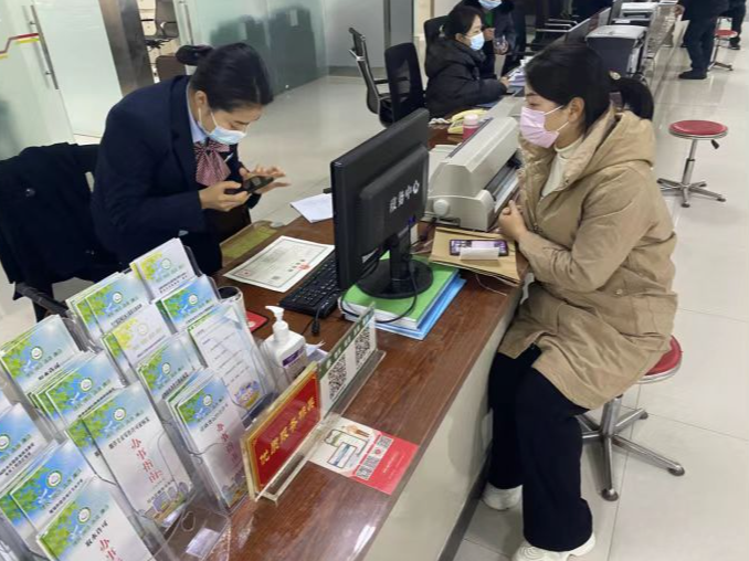 县行政审批局：“互联网+政务服务”让群众办事更省心