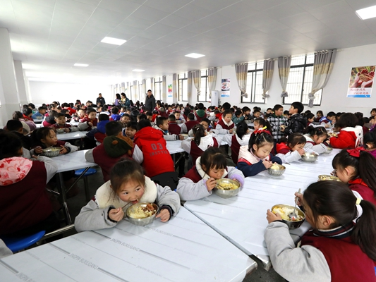 双坝小学1700余名师生告别“露天吃饭”