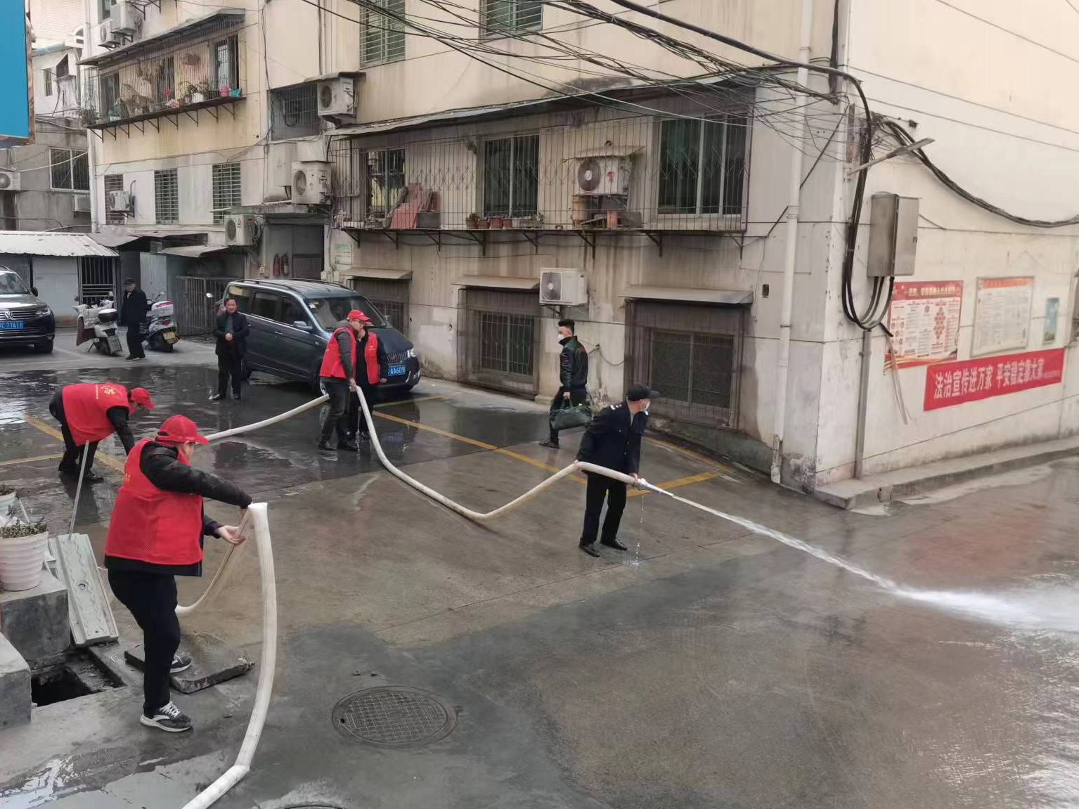 北大街社区：  干群齐心疏管道 共同缔造扮家园