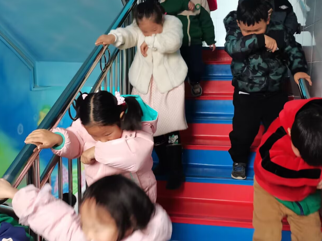 溢水镇中心幼儿园开展火灾逃生演练