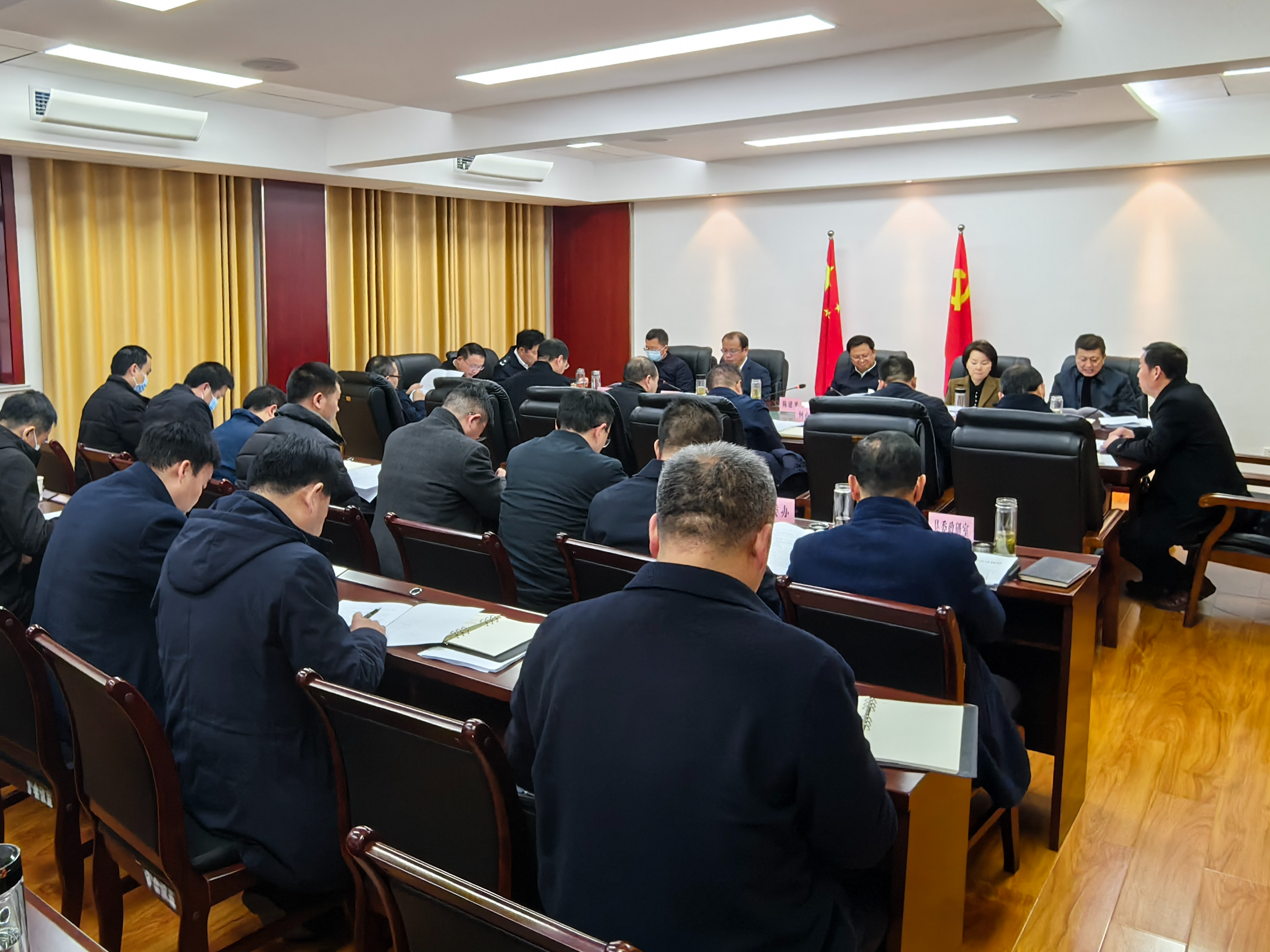 陈建平主持召开县委常委会会议