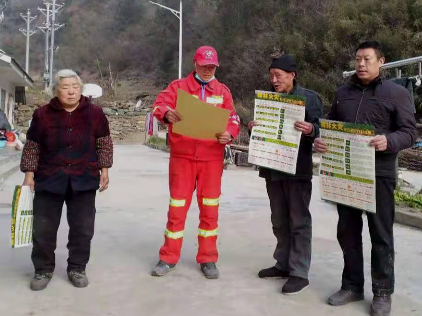 白玉垭林场充实7名农民护林员守青山