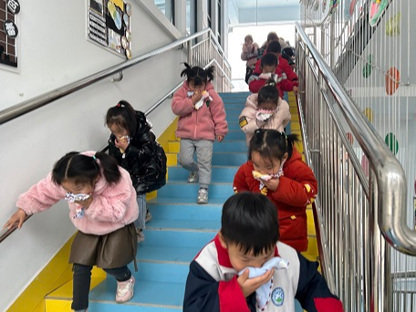 潘口乡中心幼儿园举行消防安全疏散演练