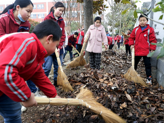 麻家渡鎮(zhèn)小學(xué)：清理衛(wèi)生死角 共建美麗校園