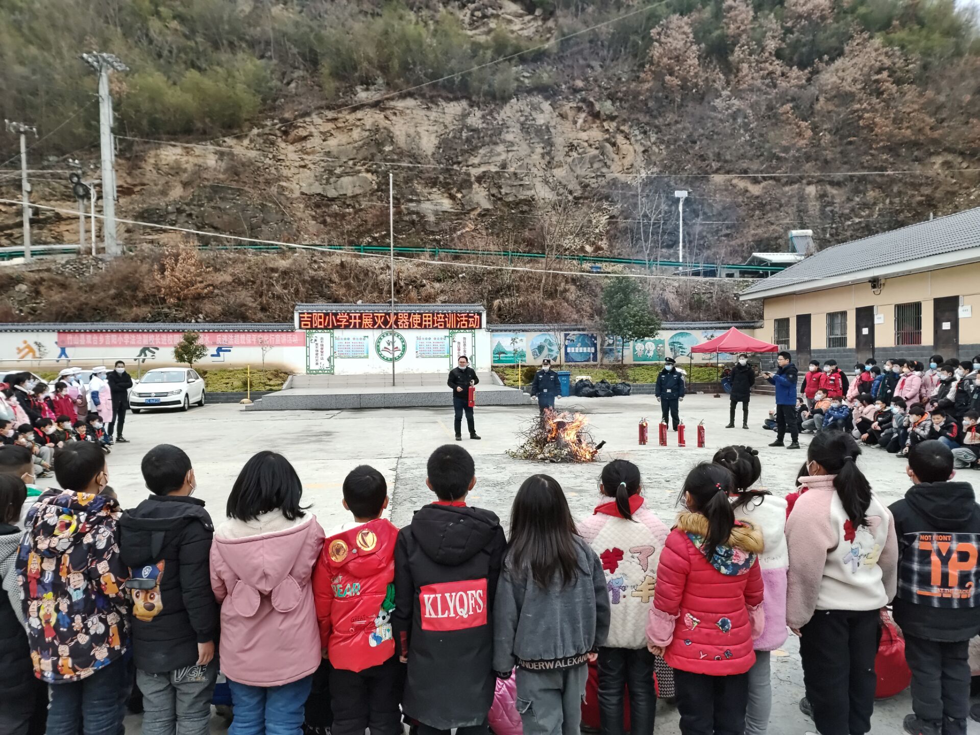 吉阳小学开展预防火灾教育及紧急疏散演练活动