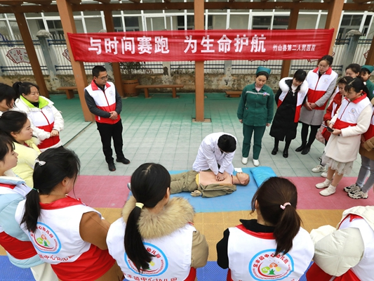宝丰镇中心幼儿园幼儿教师学急救