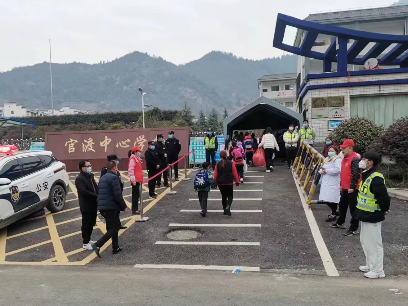 官渡镇：站好“护学岗” 筑牢“安全墙”