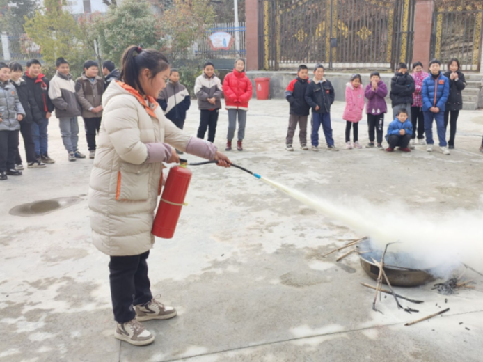 宝丰镇新茶小学开展消防演练活动