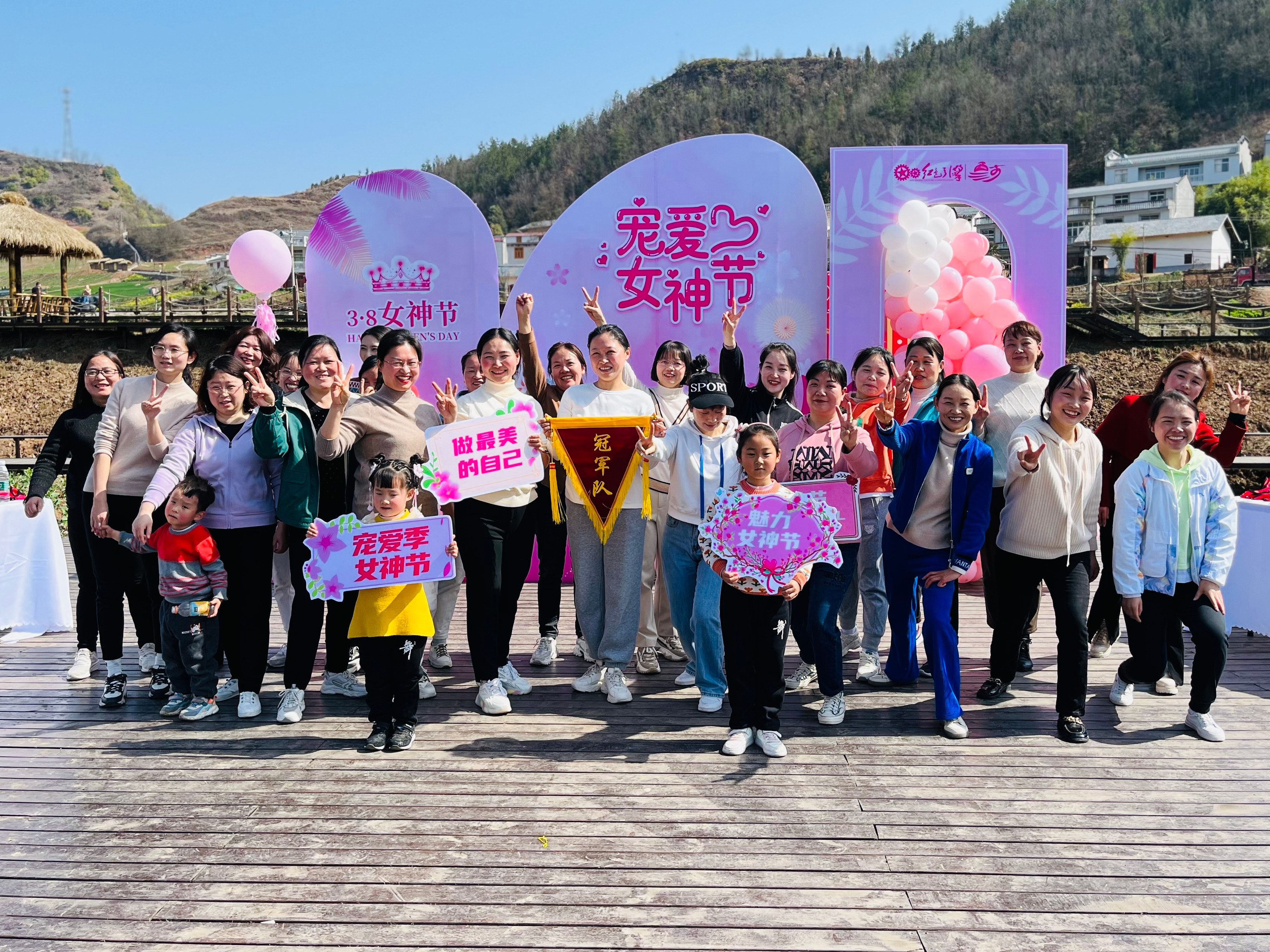 县第二实验小学开展庆“三八”团建活动