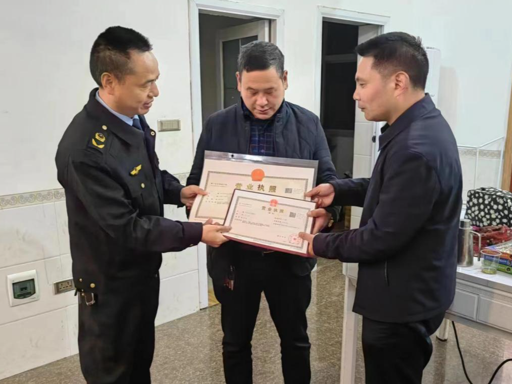 双台乡：证照送上门  服务零距离