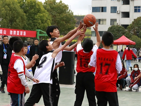 我县中小学生篮球赛火热开赛