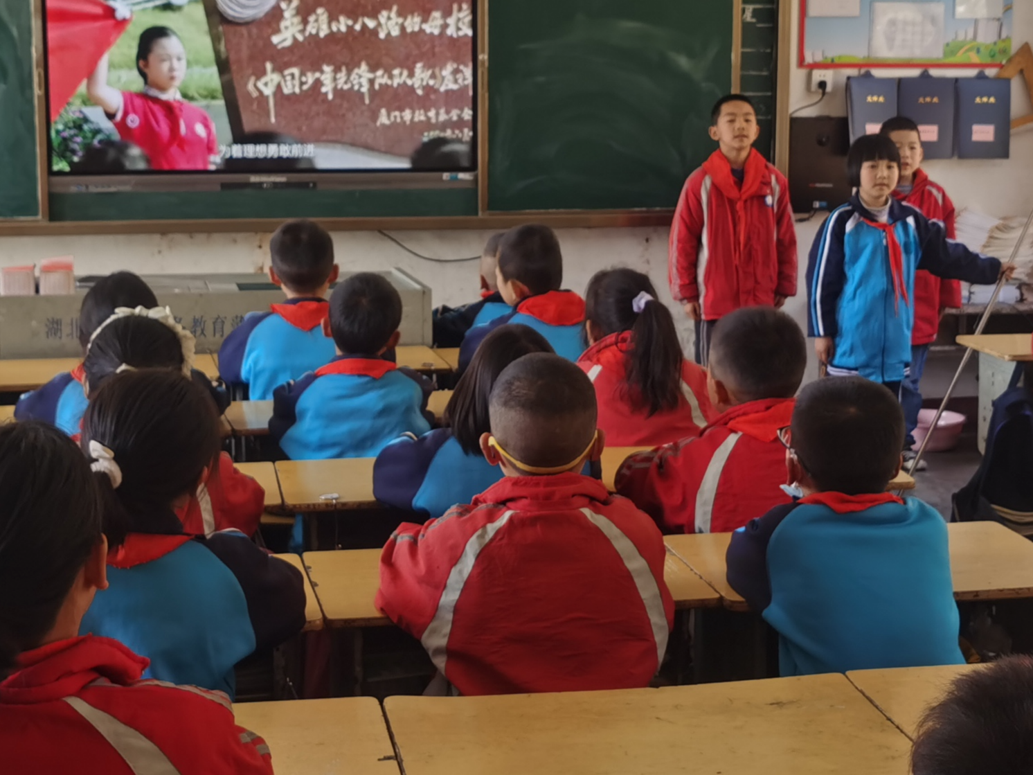 东川小学开展“弘扬雷锋精神”主题队会活动