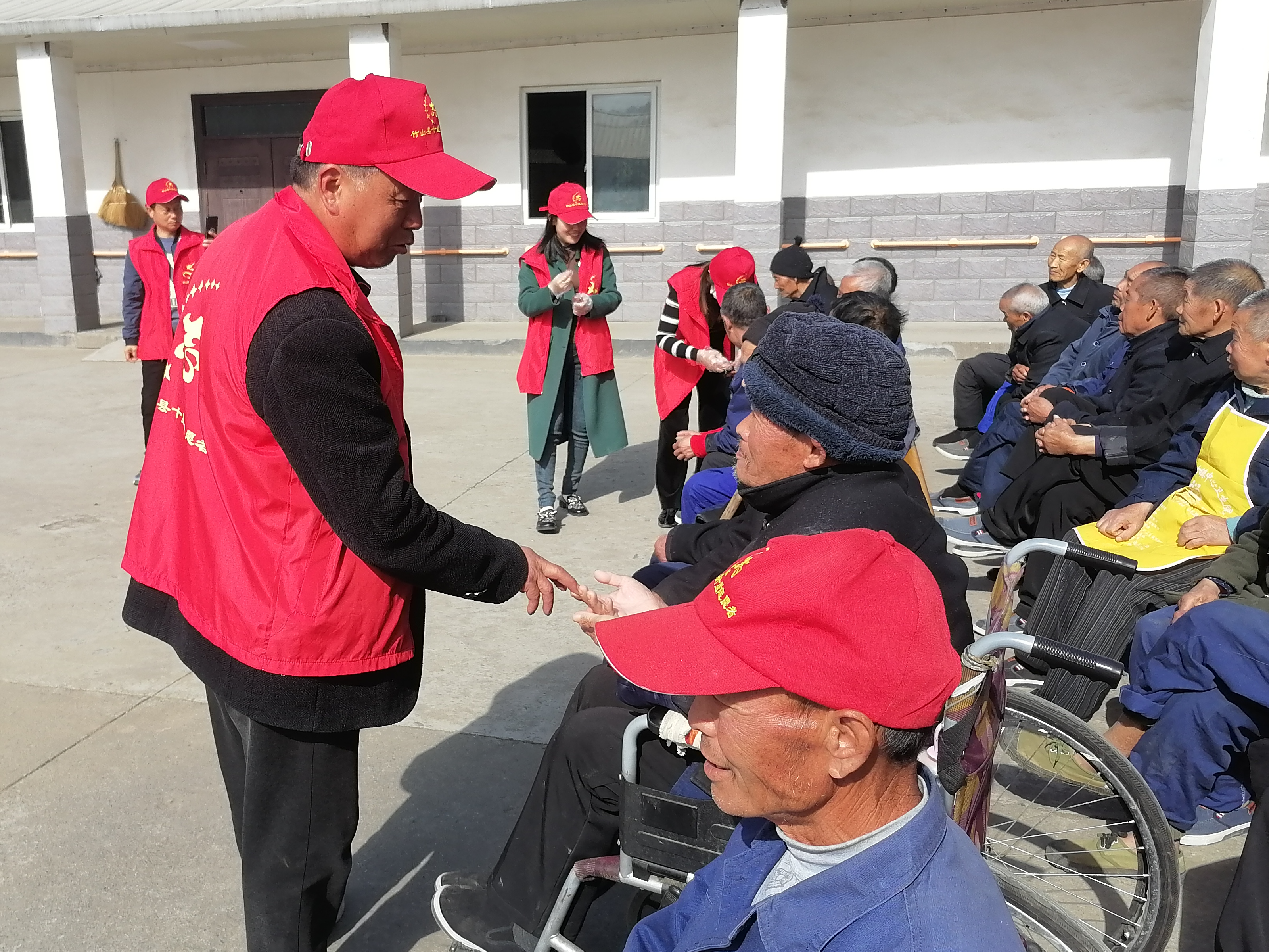 秦古镇：弘扬雷锋精神 关心关爱老人
