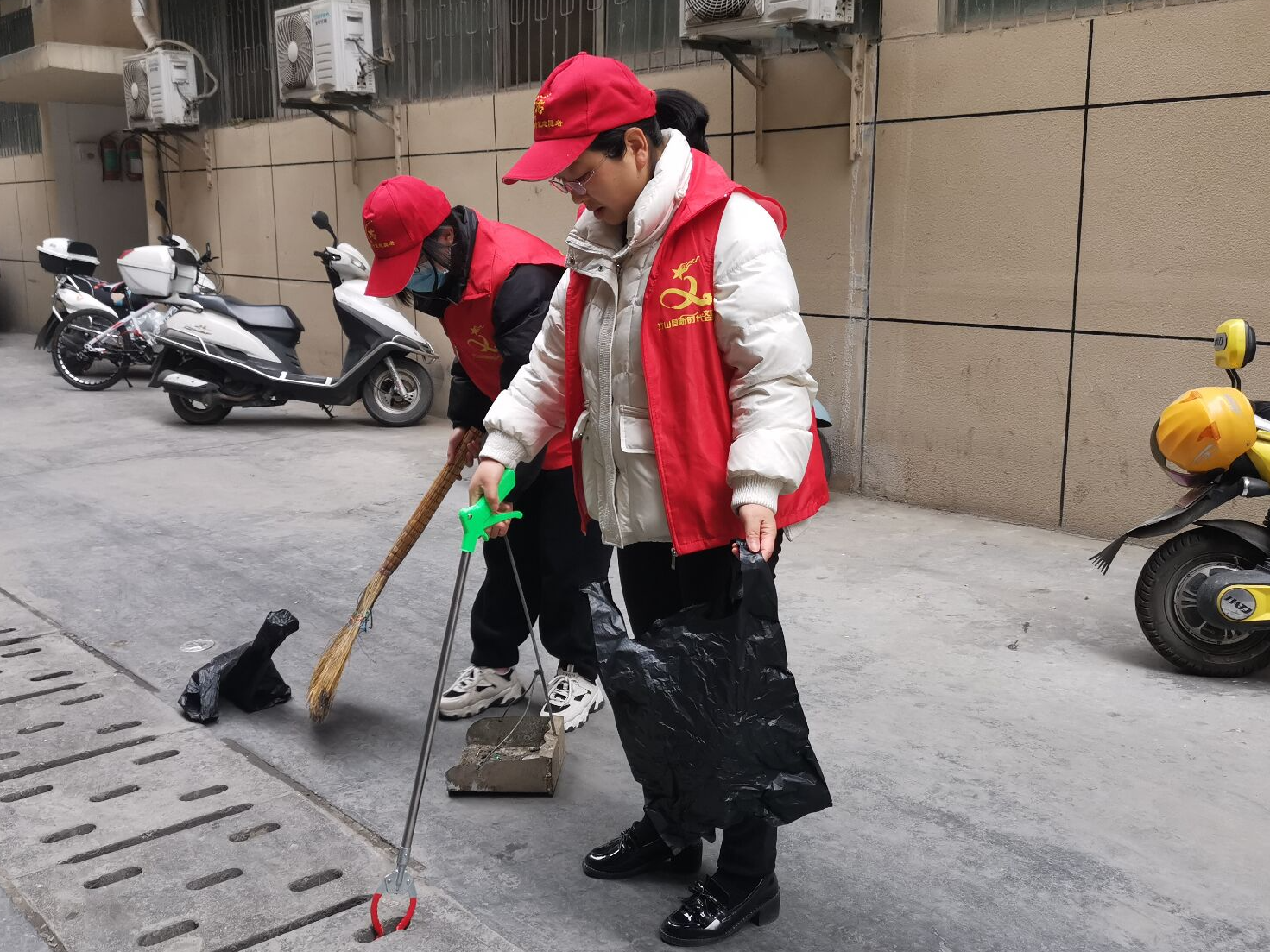 县人才服务中心开展 “三清”治理志愿服务活动