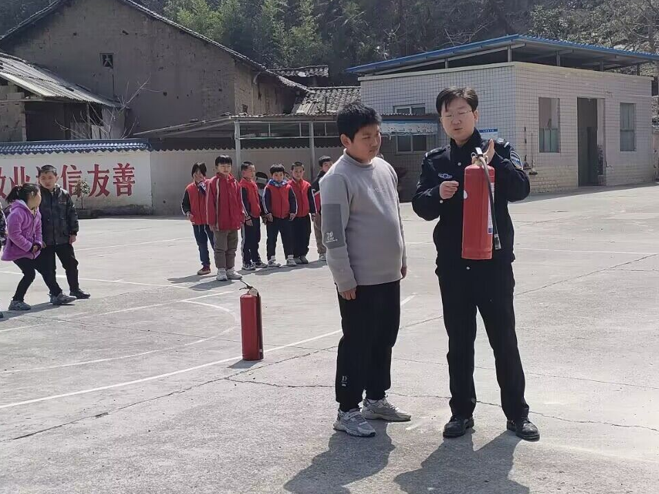 得胜镇：开展消防演练 筑牢校园“防火墙”