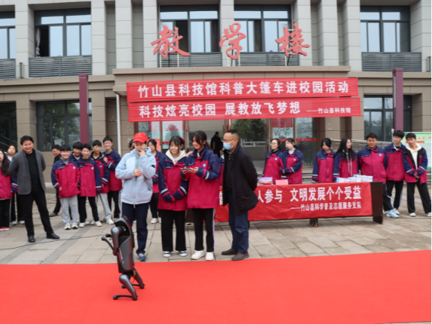 竹山职校：科普进校园  共筑强国梦