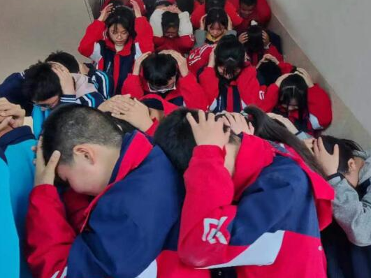 溢水中学开展消防安全疏散演练活动