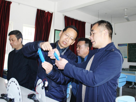 县教育局检查指导深河乡实验操作考试备考工作