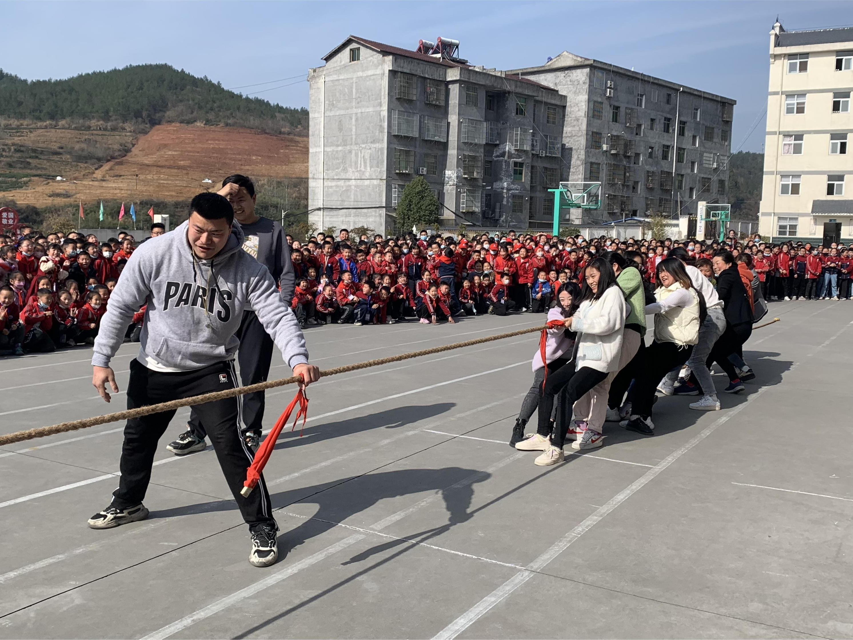 秦古镇中心学校：趣味运动庆“三八”