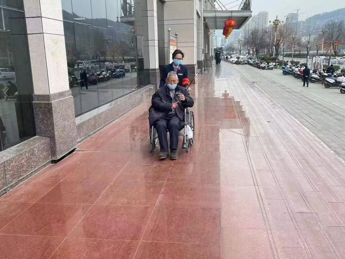 县行政审批局：让雷锋精神在便民服务中闪耀
