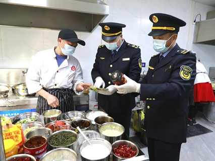 城关市场监管所守护“老年幸福食堂”食品安全
