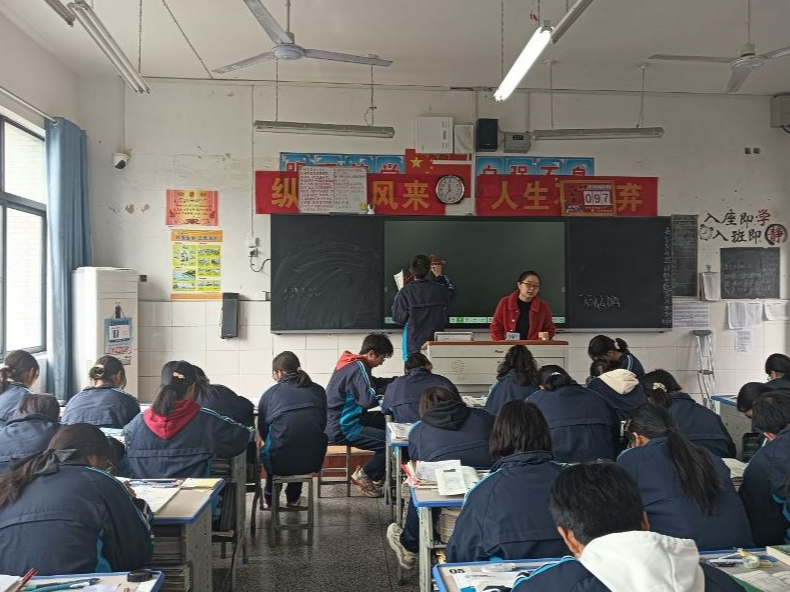 竹山一中：痴心一片终不悔 只为桃李竞相开