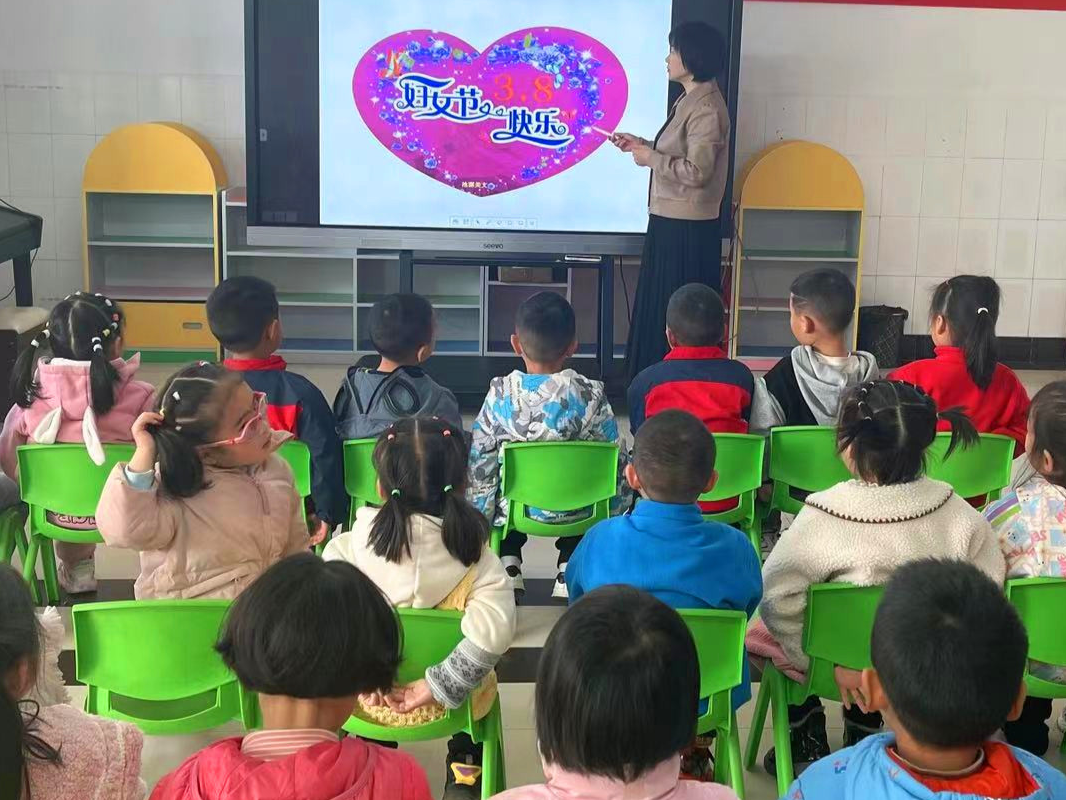 竹山县人民路幼儿园： 浓情三八 以爱育爱