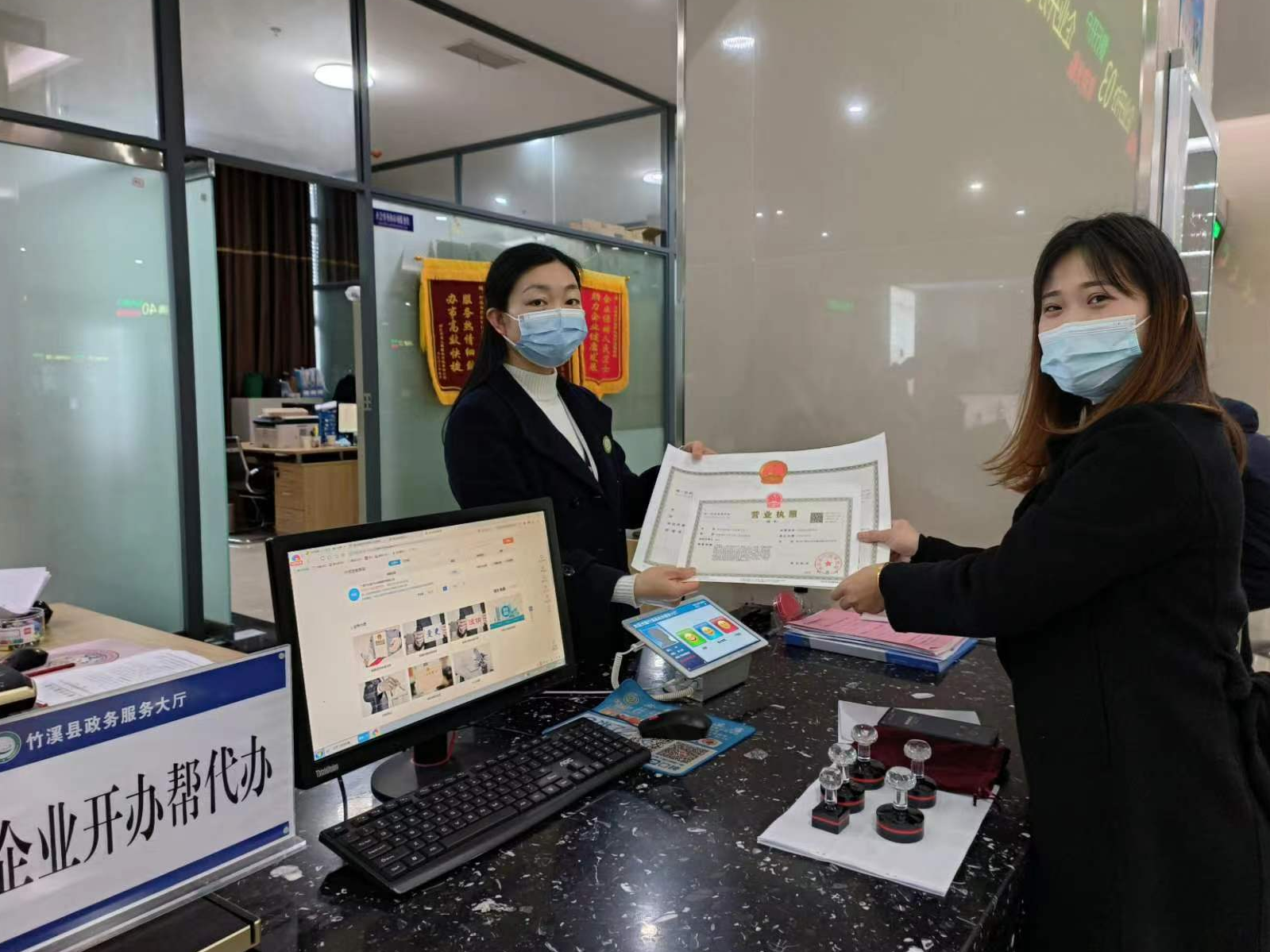 县行政审批局：“跨域通办”暖民心 异地办事“零距离”