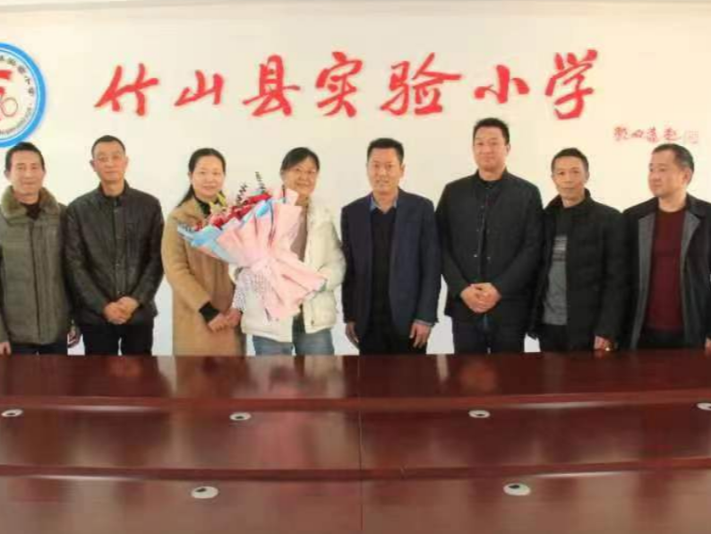 县实验小学举行退休教师荣休座谈会