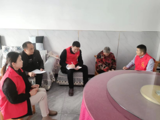 城关镇城西社区：送证上门  关怀到家