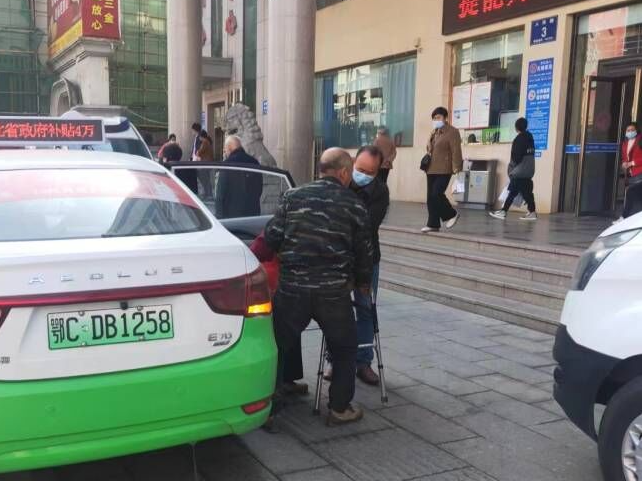 亨运竹山出租车公司：志愿服务 助人为乐