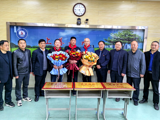 上庸镇中心学校举行退休教师欢送会