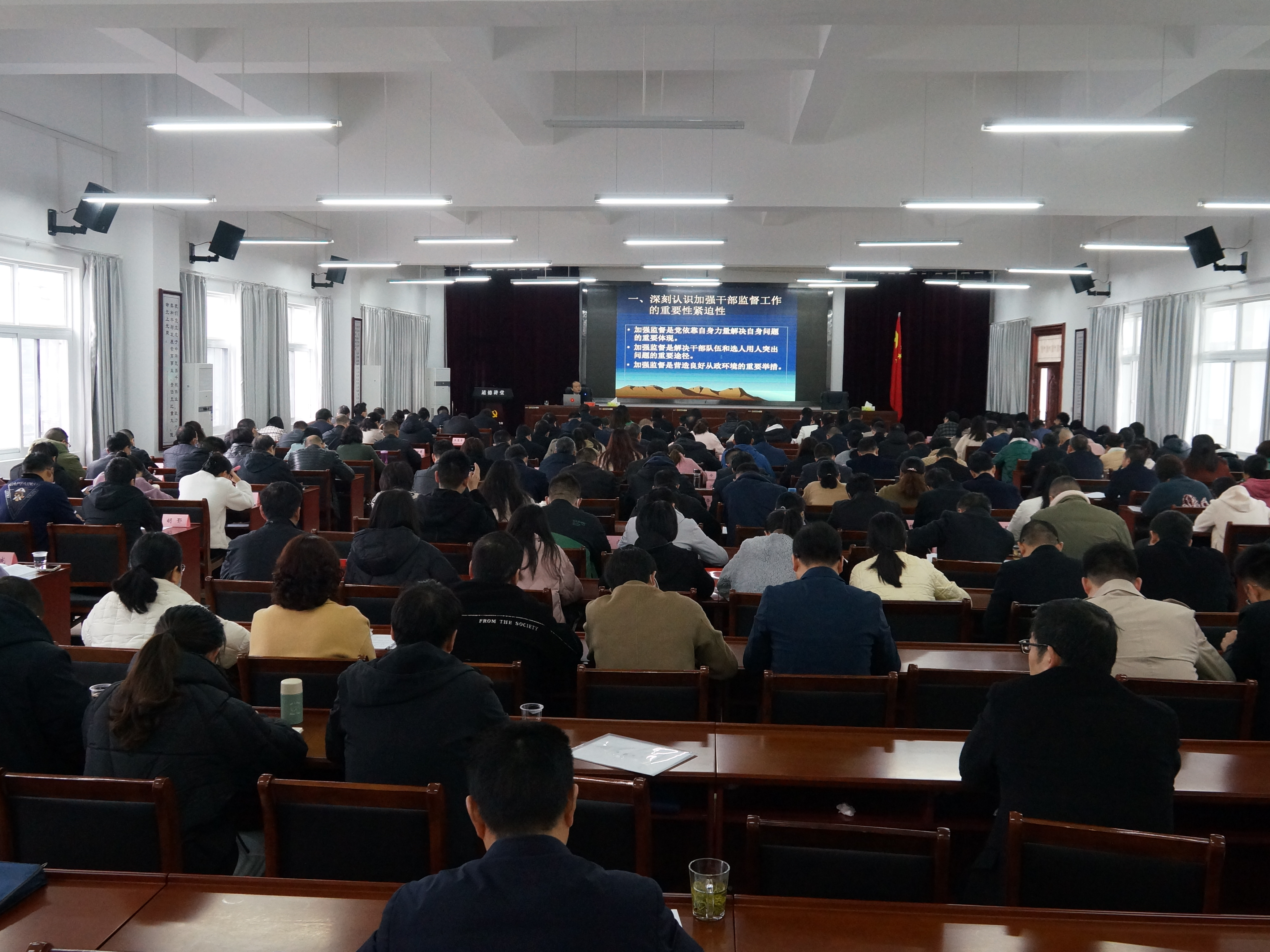 县领导为全县党务工作者作专题辅导