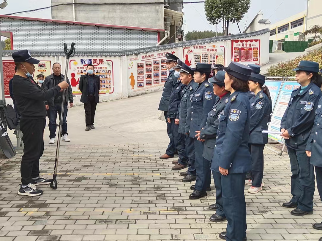 秦古镇中心学校开展安保人员防范技能培训