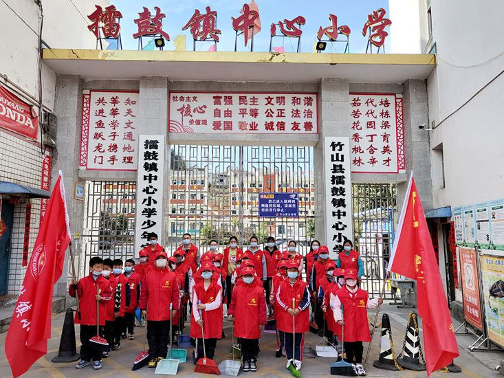 擂鼓镇小学开展红领巾志愿者服务活动