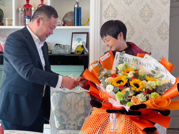 县绿松石产业中心：情系老干部 慰问暖人心