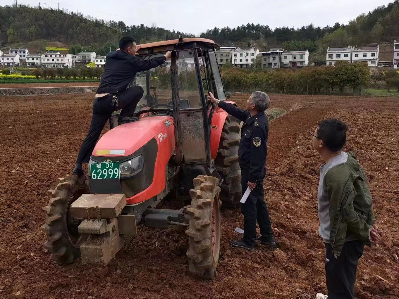 县农业农村局：送检下乡助春耕 服务上门暖民心