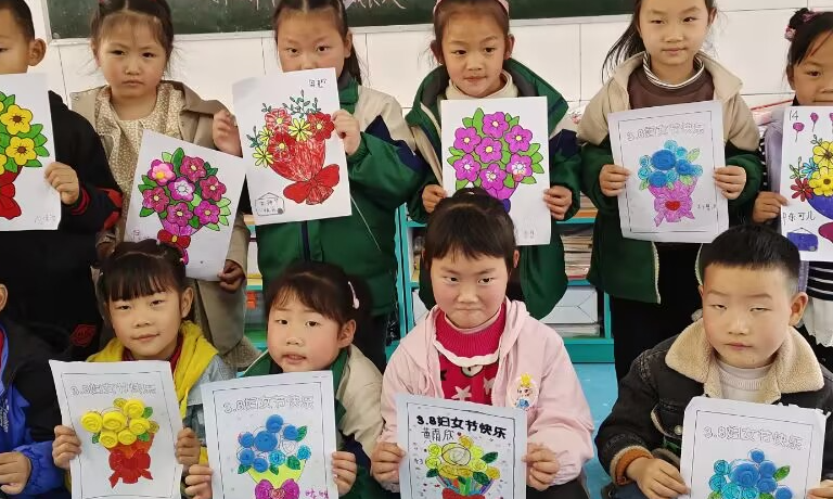 溢水东川十星幼儿园：开展庆“三八”感恩教育活动