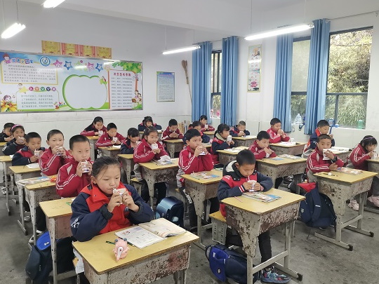 沧浪九年制学校：一杯热牛奶温暖孩子心
