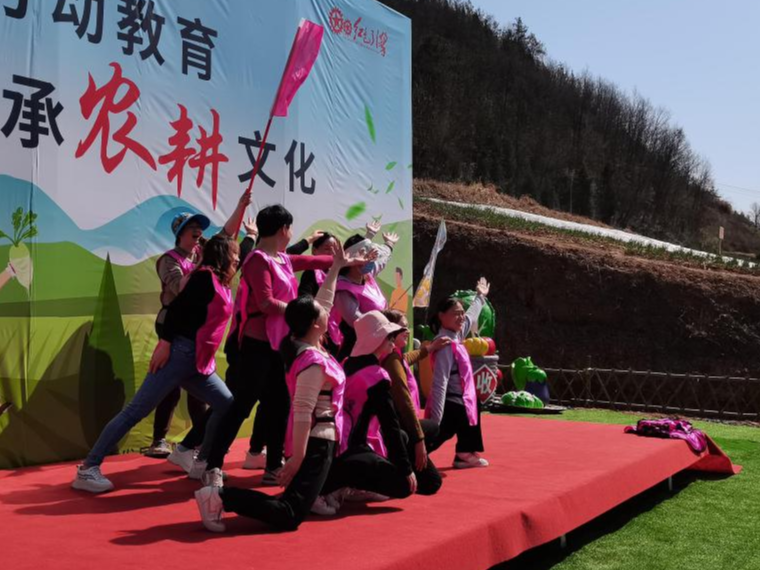 县实验幼儿园开展“三八”节主题团建活动