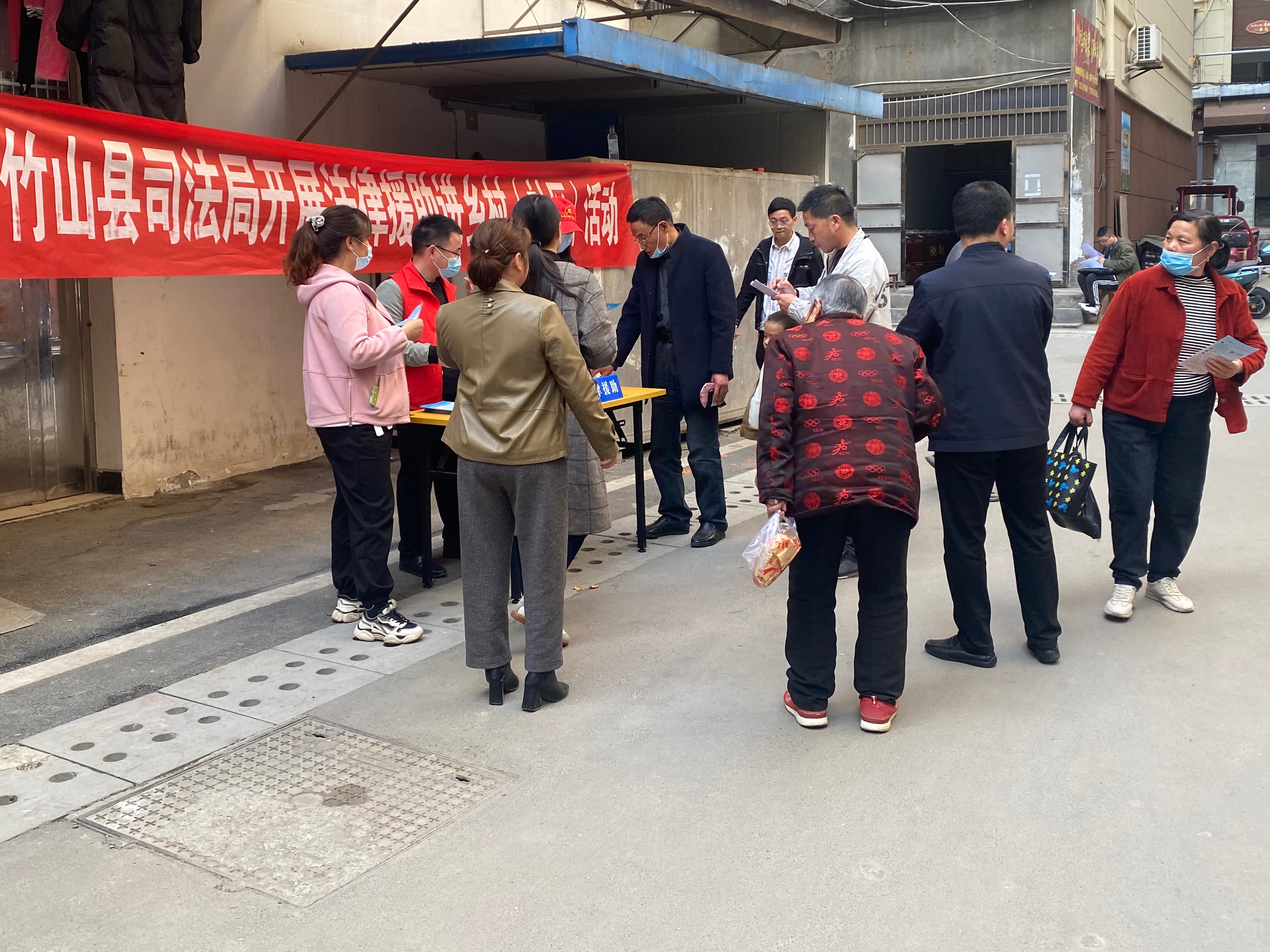 县司法局开展创文及法律援助进社区宣传活动