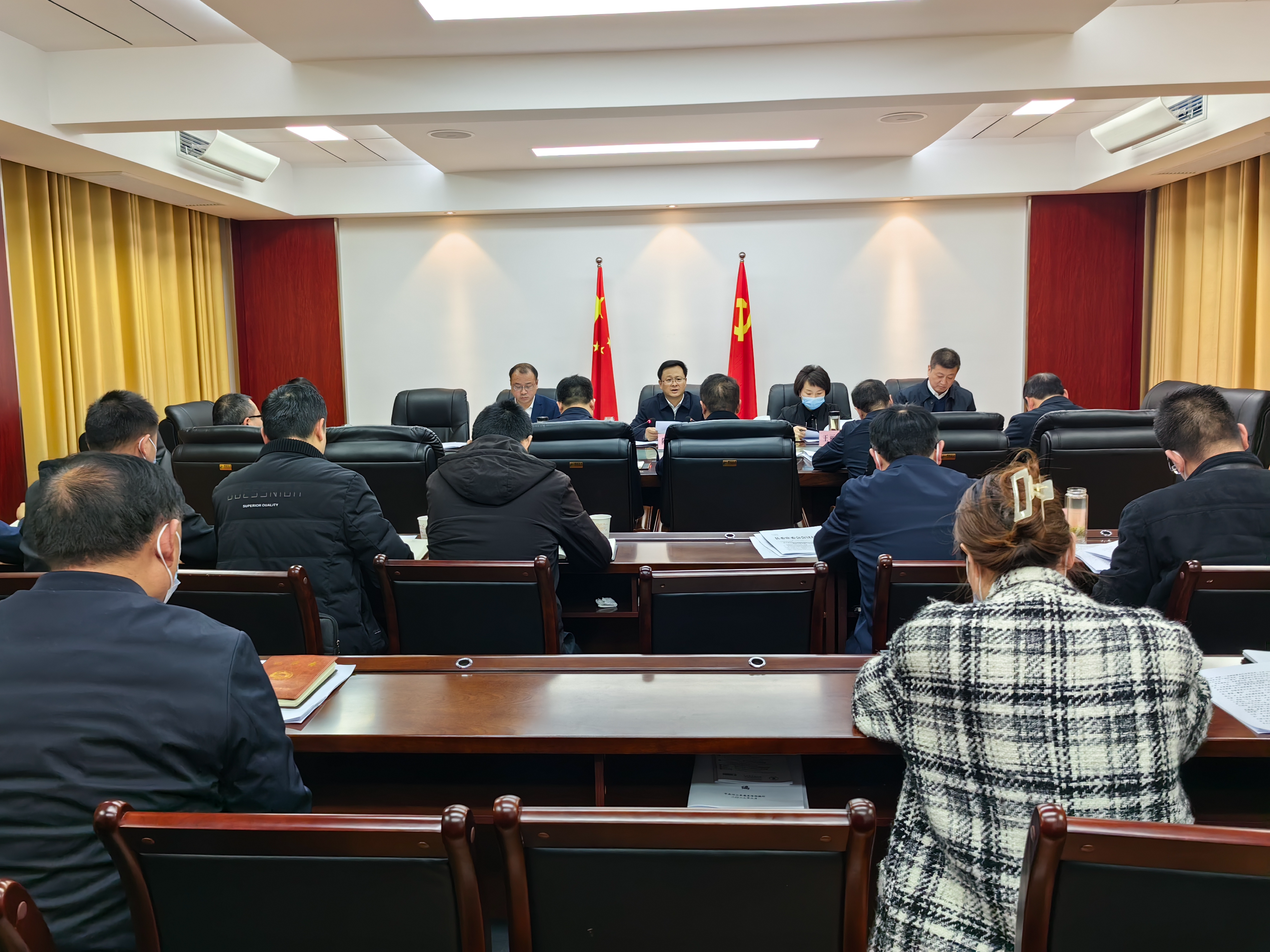 陈建平主持召开县委常委会会议