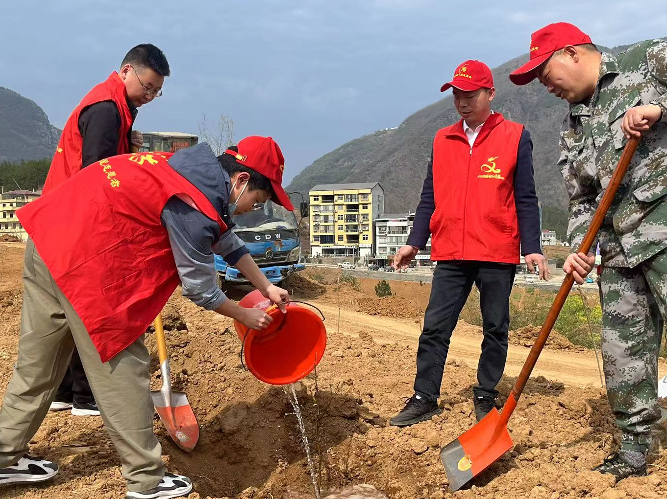 秦古镇：春风拂枝吐新绿 正是植树好时节