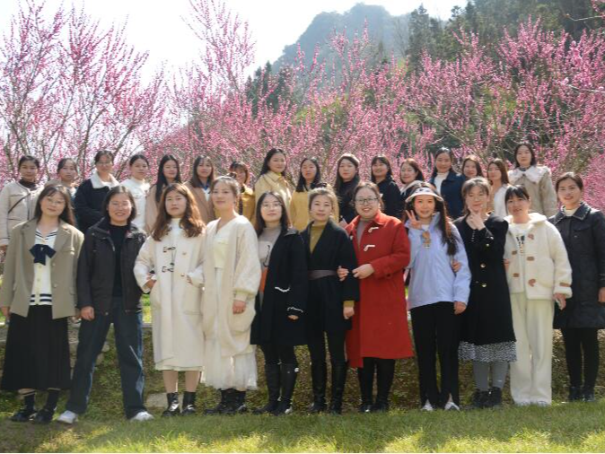 官渡镇中心学校：相聚梅花谷 情暖“三八”节